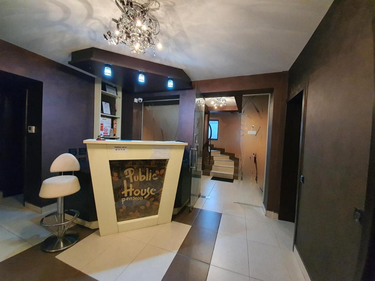 Pensiunea Public House Буштени Экстерьер фото