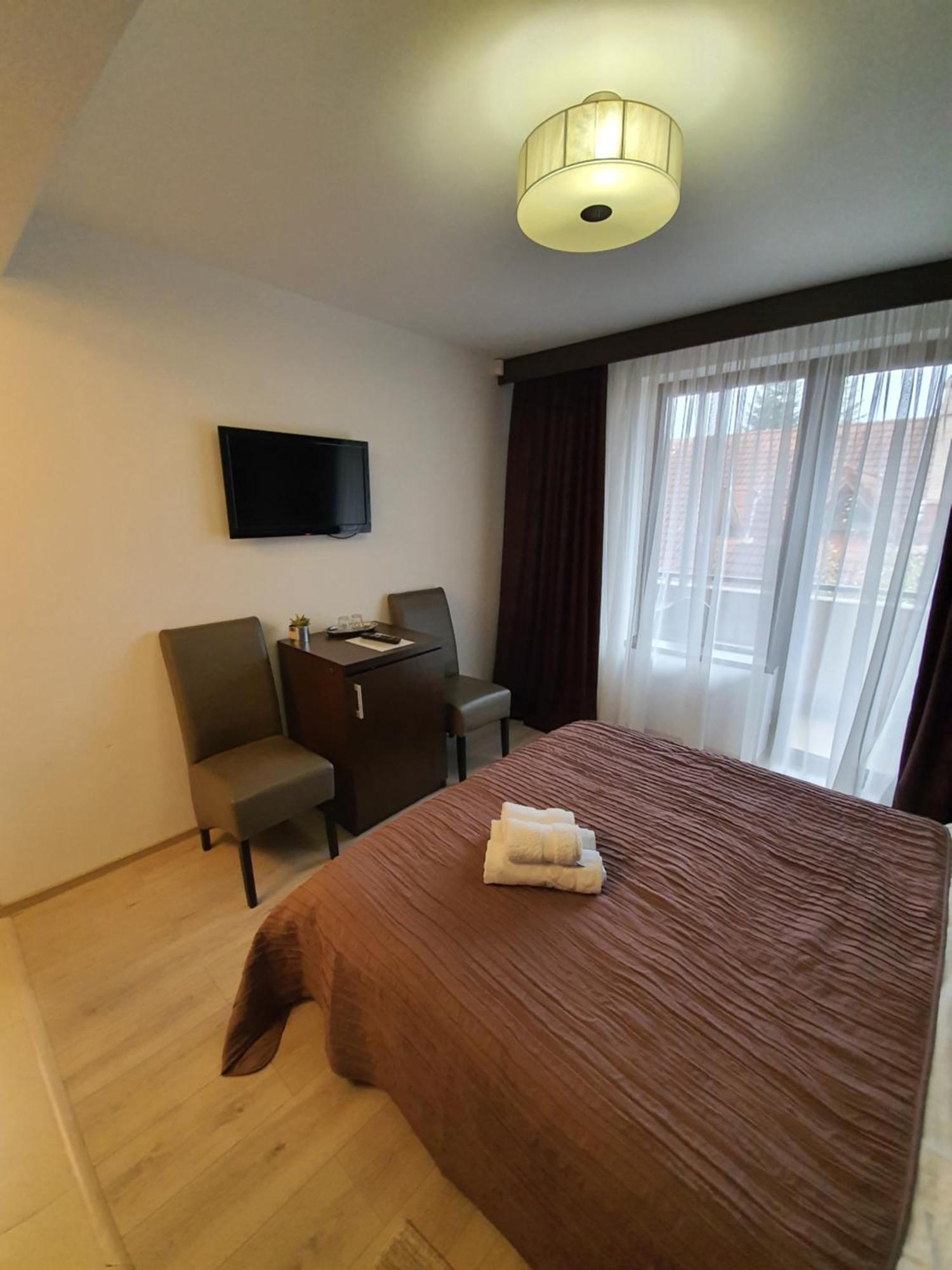 Pensiunea Public House Буштени Номер фото
